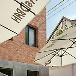 J\'An Golden Room
